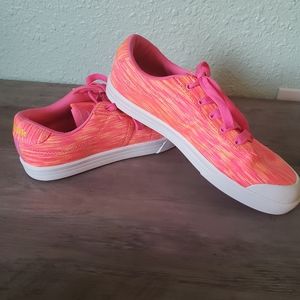 REEBOK SNEAKERS YOUTH SZ6/8W NEVER WORN